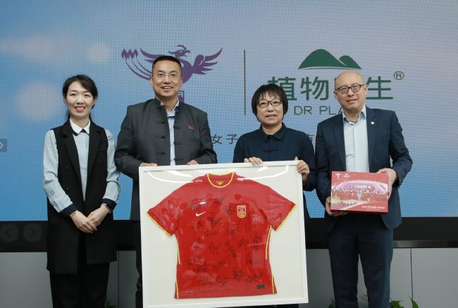 现在有了电视、卫星、喷气式飞机、保险单、银行账户，有了杀人不眨眼的不动产推销员和形形色色的公路响马，他们想要榨取塔希提人身上的最后一分钱。